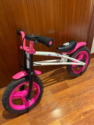 Bicicleta de equilibrio rosa para niña