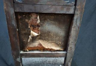 Silla de madera de haya con adornos de metal