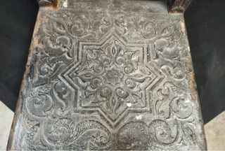 Silla de madera de haya con adornos de metal