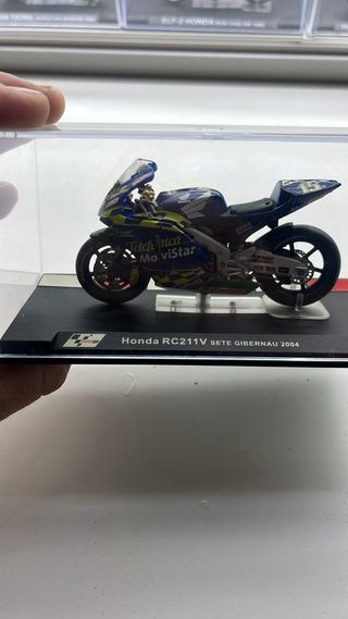 Conjunto de motos 1/24 compuesto de 6 motos .