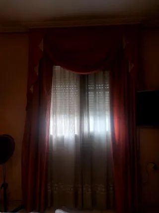 Cortinas de habitación beige y rojo