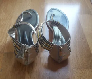 Sandalias Pedro del Hierro doradas y plateadas