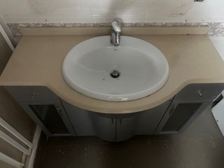 Mueble de baño plateado con puertas