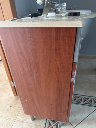 Mueble de baño plateado con puertas