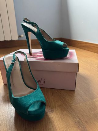 Zapatos de tacón verde con plataforma