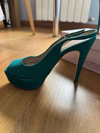Zapatos de tacón verde con plataforma