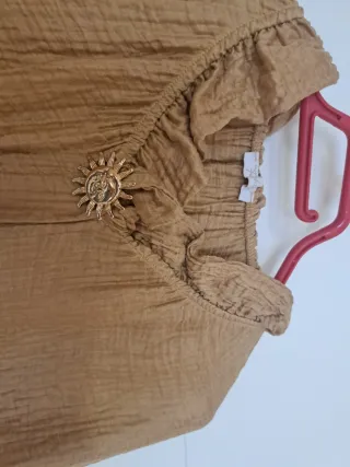 Camisa marrón con detalle dorado