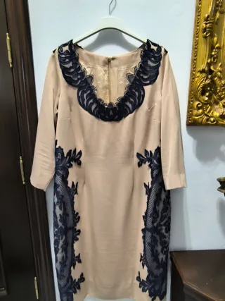 Vestido de fiesta beige con encaje