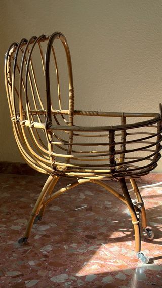 Cuna de juguete antigua de mimbre