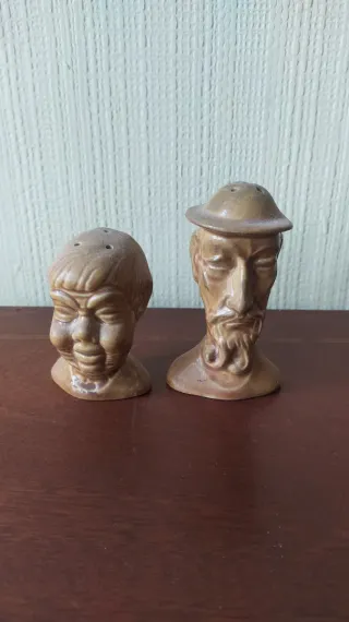 Salero de cerámica con figuras