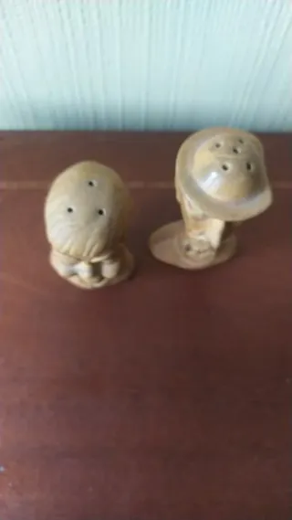 Salero de cerámica con figuras