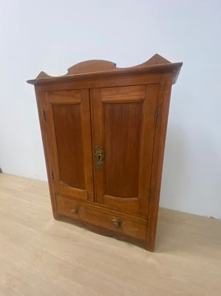 Alacena pequeña de madera antigua