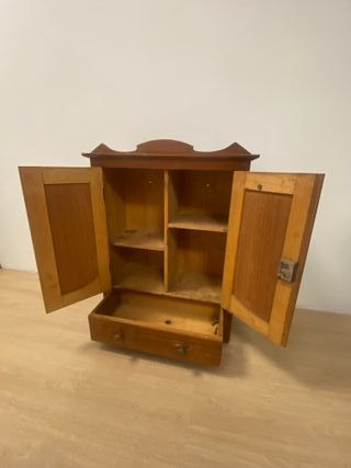 Alacena pequeña de madera antigua