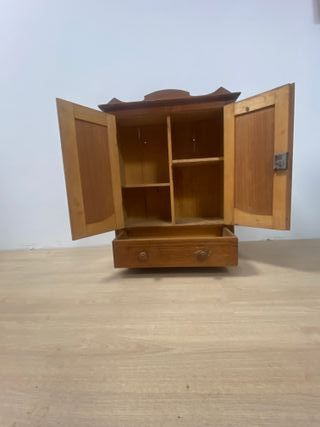 Alacena pequeña de madera antigua