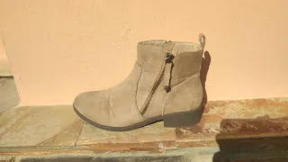 Botines beige con cremallera