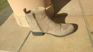 Botines beige con cremallera