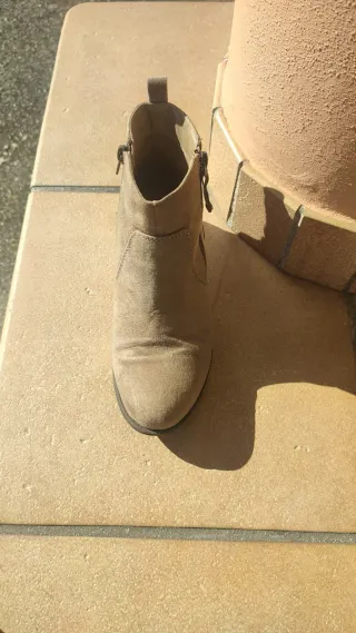 Botines beige con cremallera