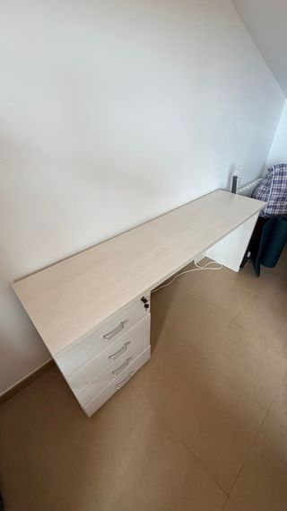 Scrivania bianca con cassetti