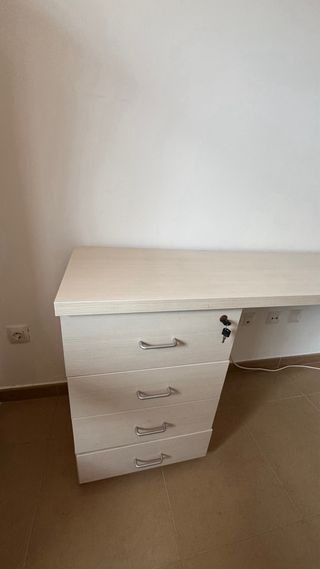 Scrivania bianca con cassetti