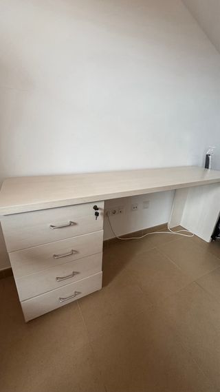 Scrivania bianca con cassetti