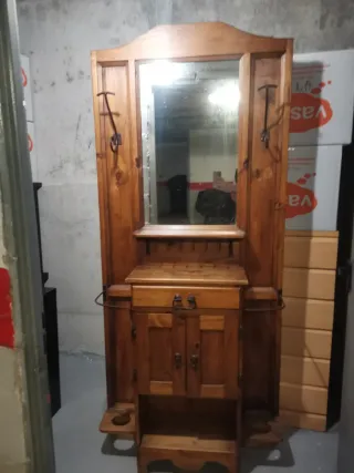Recibidor de madera con espejo y ganchos