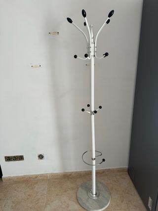 Perchero de pie con base de mármol