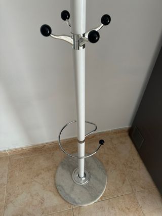 Perchero de pie con base de mármol
