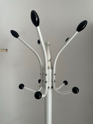 Perchero de pie con base de mármol