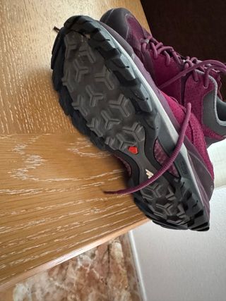 Zapatillas montaña Quechua moradas