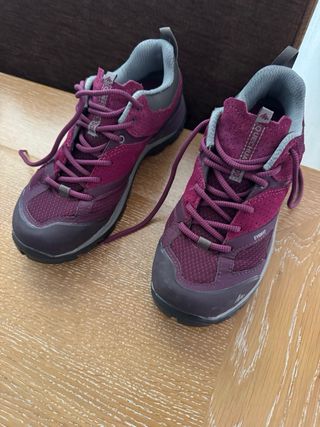 Zapatillas montaña Quechua moradas