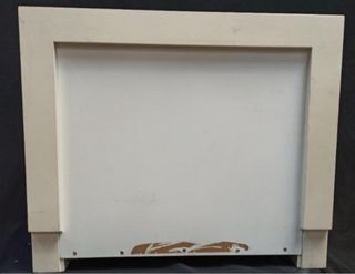 Mesilla de noche en madera lacada en blanco.