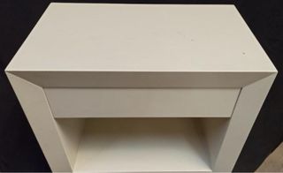 Mesilla de noche en madera lacada en blanco.