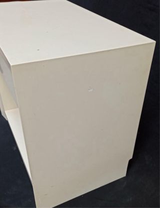 Mesilla de noche en madera lacada en blanco.