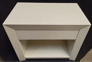 Mesilla de noche en madera lacada en blanco.