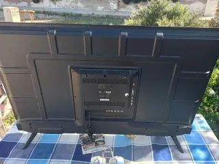 TD Systems smart TV 4K con rayas verticales