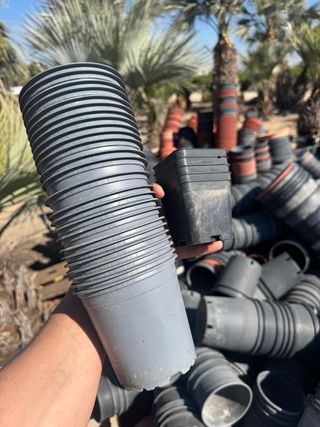 Macetas de plástico grises y marrones se regalan