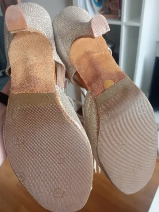 Sandalias doradas tacón cordones T.39