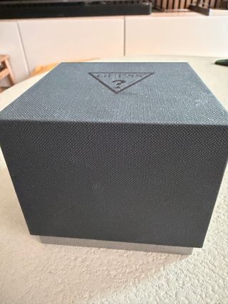 Reloj Guess Plateado con Cristales y Caja