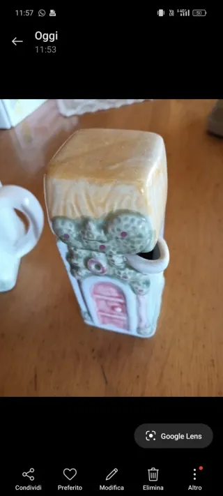 Teiera e bricchi in ceramica a forma di casa