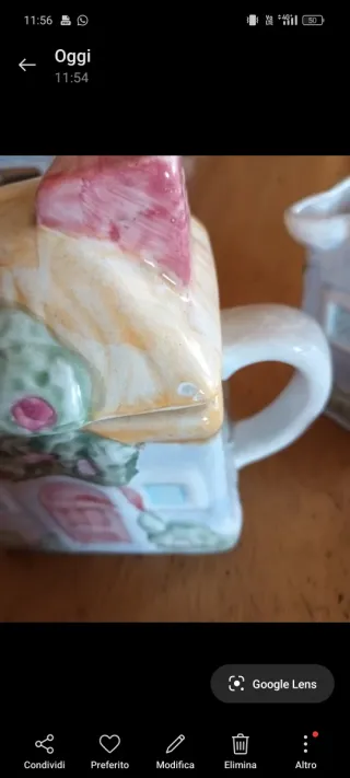 Teiera e bricchi in ceramica a forma di casa