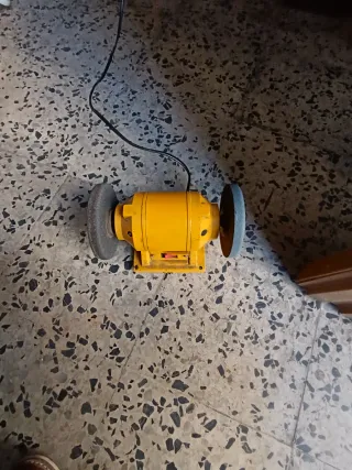 Máquina de afilar amarilla