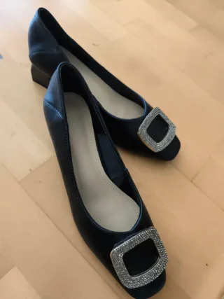Zapatos de salón negros con pedrería
