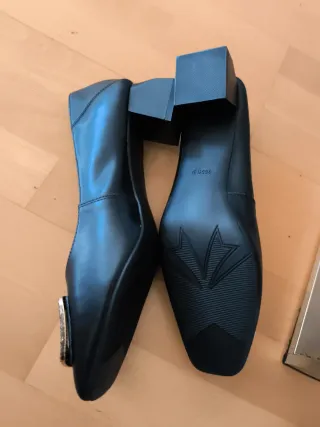 Zapatos de salón negros con pedrería