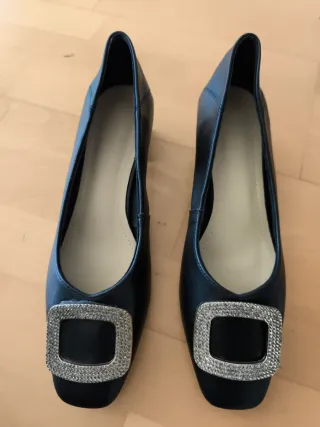 Zapatos de salón negros con pedrería