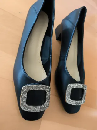 Zapatos de salón negros con pedrería