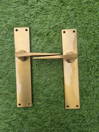 Manillas de latón para puerta