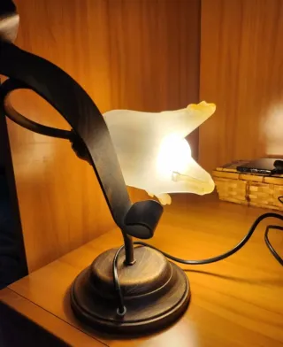 Lampada da tavolo design floreale