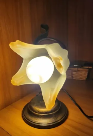 Lampada da tavolo design floreale