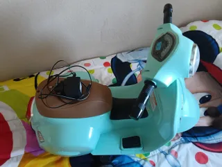 Vespa eléctrica infantil azul y marrón