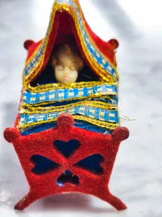 Antigua cuna casa de muñecas